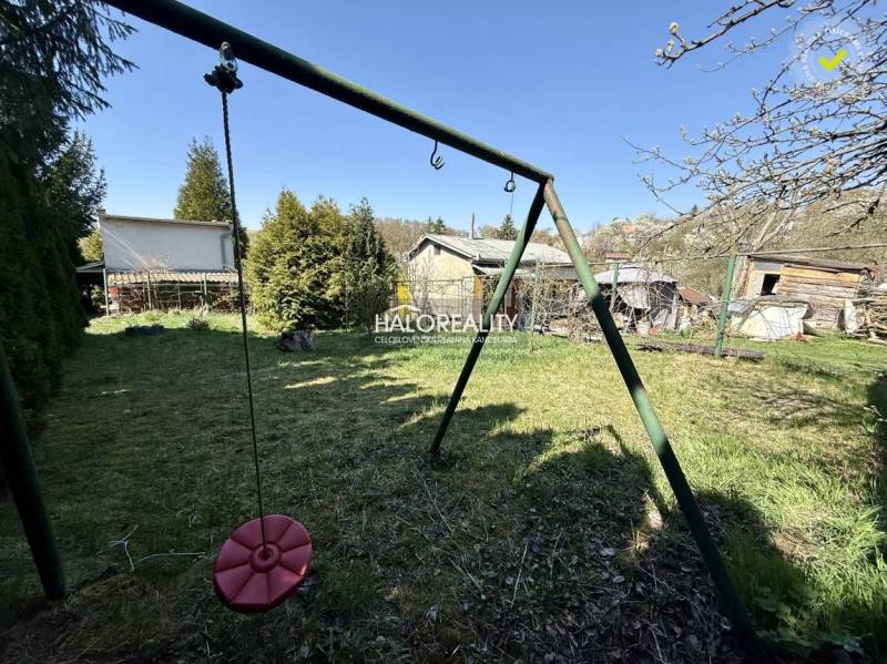 Predaj, záhradná chata Rimavská Sobota, Tormáš - EXK... - Záhrady v Rimavskej Sobote s detskou hojdačkou a trávnatým porastom.