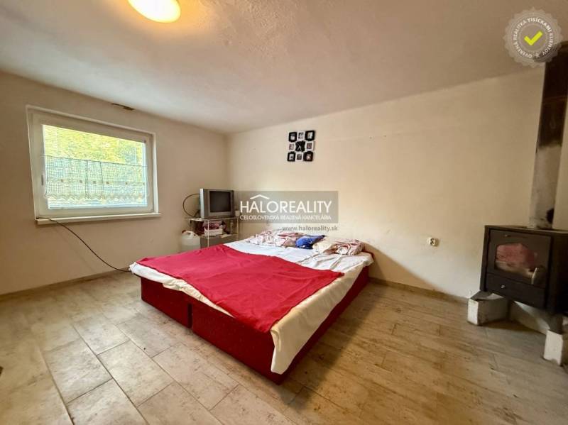 Predaj, záhradná chata Rimavská Sobota, Tormáš - EXK... - Spálňa so sporákom, televízorom a posteľou, podlaha s dreveným dekorom.