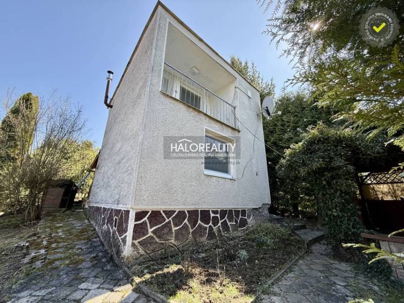 Predaj, záhradná chata Rimavská Sobota, Tormáš - EXK... - Rodinný dom obklopený stromami a kríkmi v záhradách mesta Rimavská Sobota.