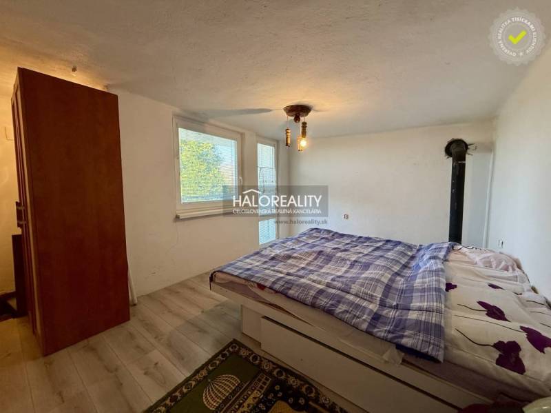 Predaj, záhradná chata Rimavská Sobota, Tormáš - EXK... - Spálňa so skriňou, posteľou a podlahou s dreveným dekorom v interiéri Záhrad.