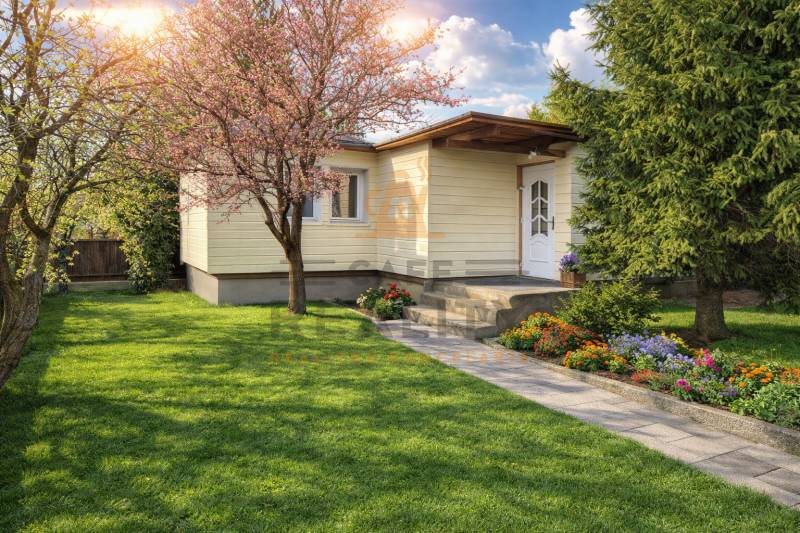 Na predaj 2 izbový murovaný domček, Bratislava, Záhorská Bystrica - Drevený domček obklopený rozkvitnutou záhradou a trávnikom v Bratislave - Záhorská Bystrica.