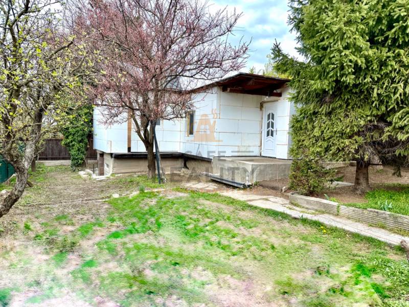 Na predaj 2 izbový murovaný domček, Bratislava, Záhorská Bystrica - Záhrada s domčekom obklopená stromami na ulici Podkerepušky v Bratislave - Záhorskej Bystrici.