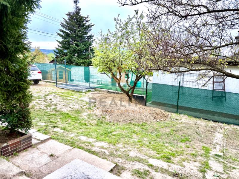 Na predaj 2 izbový murovaný domček, Bratislava, Záhorská Bystrica - Rodinný dom v Bratislave-Záhorskej Bystrici, Podkerepuškách s trávnatým dvorom a stromami.