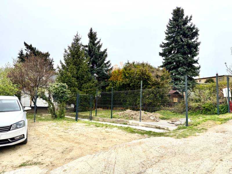 Na predaj 2 izbový murovaný domček, Bratislava, Záhorská Bystrica - Rodinný dom na ulici Podkerepušky v Bratislave - Záhorská Bystrica, s autom a stromami.