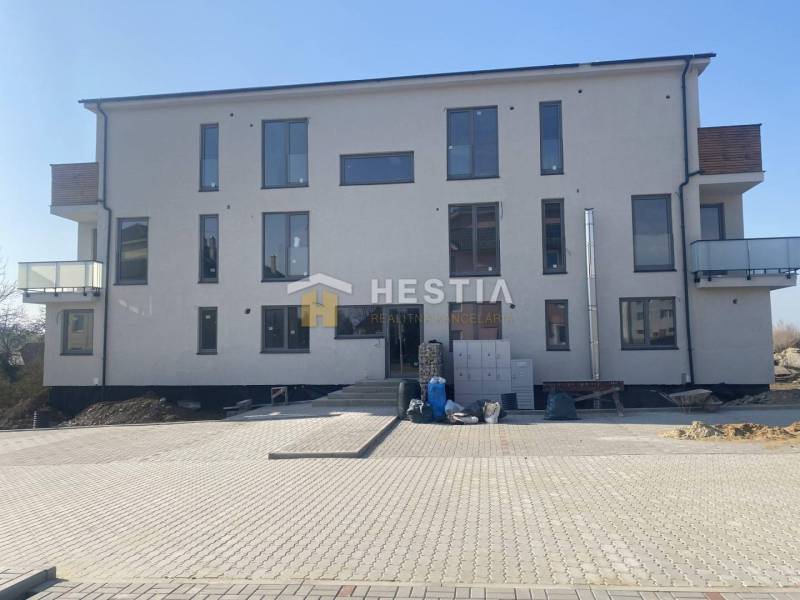 Posledný byt!! NA PREDAJ novostavba, 3-izb.byt, Petrova Ves - Na obrázku je novostavba s balkónmi, vhodná pre a 2-izbový byt.