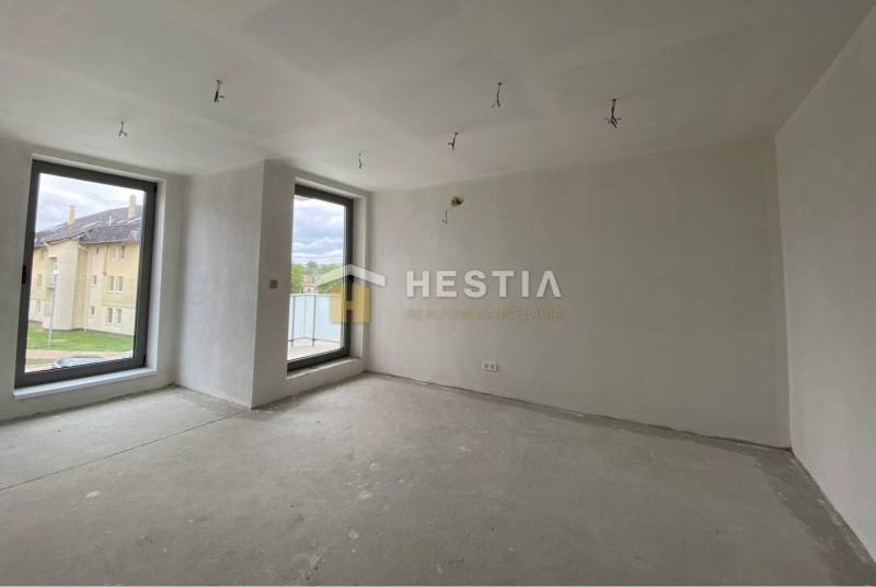 Posledný byt!! NA PREDAJ novostavba, 3-izb.byt, Petrova Ves - Priestranná izba s dvomi veľkými oknami v 2-izbovom byte.