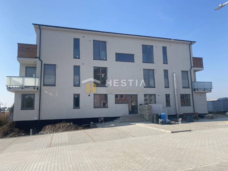 Posledný byt!! NA PREDAJ novostavba, 3-izb.byt, Petrova Ves - Novostavba s balkónmi a parkoviskom, ideálna investícia pre 2-izbový byt v tichej lokalite.