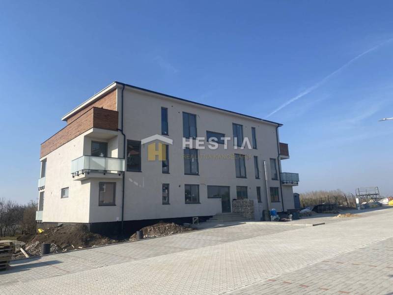 Posledný byt!! NA PREDAJ novostavba, 3-izb.byt, Petrova Ves - Trojposchodová budova s balkónmi v Petrovej Vsi na spevnenom priestranstve.