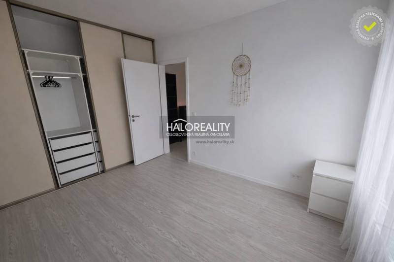 Predaj, dvojizbový byt Bratislava Devínska Nová Ves,... - Interiér 2-izbového bytu s vstavanou skriňou a podlahou s dreveným dekorom.