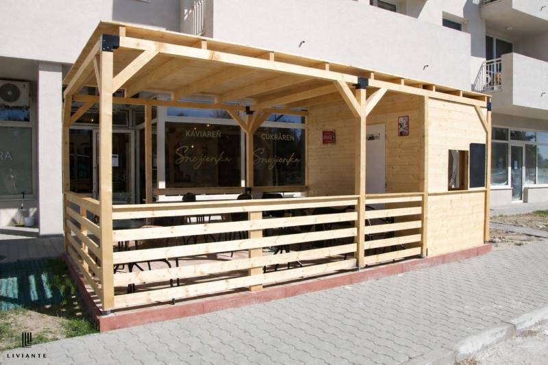 PREDAJ - Atraktívny obchodný priestor s terasou, Bernolákovo - Drevená terasa pred kaviarňou na Dukelskej ulici v Bernolákove, vhodná pre gastro priestory.