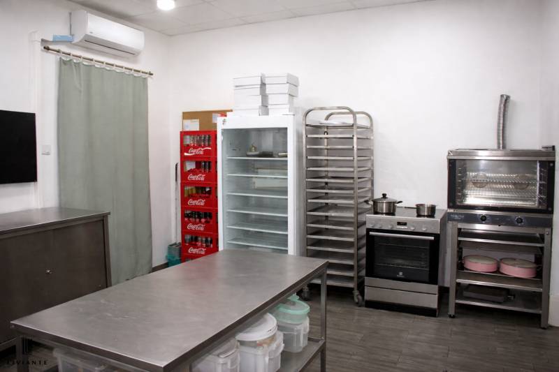 PREDAJ - Atraktívny obchodný priestor s terasou, Bernolákovo - Kuchynské gastro priestory s chladničkou, rúrou, regálmi a zásobníkom na nápoje.