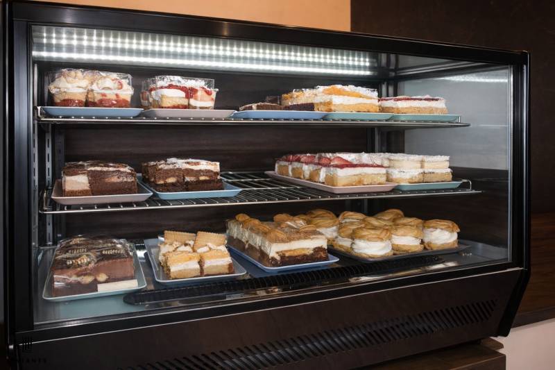 PREDAJ - Atraktívny obchodný priestor s terasou, Bernolákovo - V gastro priestoroch sú v chladničke vystavené rôzne druhy zákuskov.