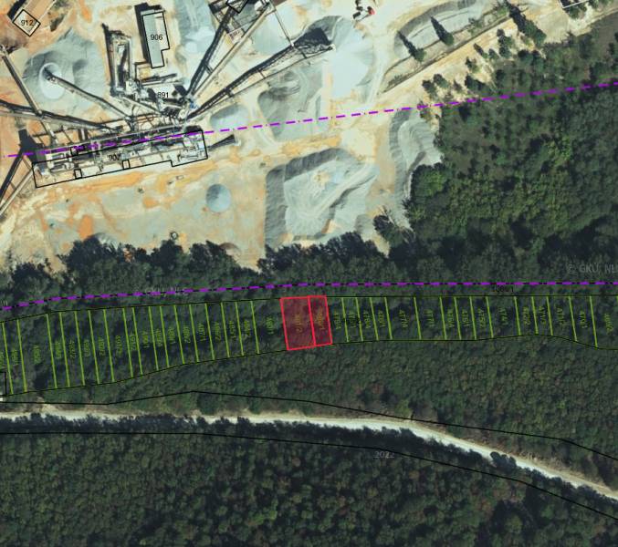 Dvorníky – Spoluvlastnícky podiel na lese/záhrade - Letecká snímka záhrad v Dvorníkoch-Včelároch s industriálnou oblasťou a vyznačenými parcelami.