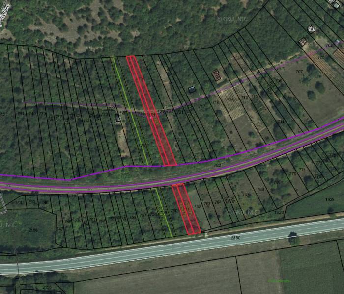 Dvorníky – Spoluvlastnícky podiel na lese/záhrade - Letecká mapa pozemkov v záhradách Dvorníkov-Včelárov s parcelnými číslami a cestnou infraštruktúrou.