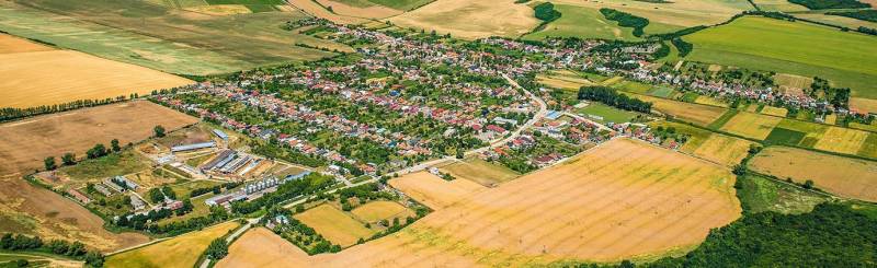 Dvorníky – Spoluvlastnícky podiel na lese/záhrade - Letecký pohľad na krajinu a polia v okolí Dvorníkov-Včelár v Záhradách.