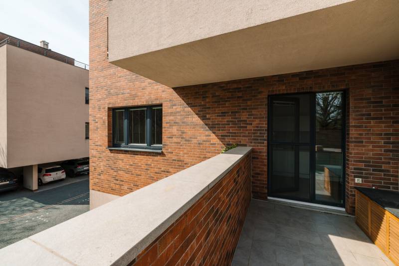 NUERA | PREDAJ 4i byt s predzáhradkou pri lese + 2x parking , BAIV - Tehlový balkón 4-izbového bytu na Ceste na Klanec v Bratislave - Lamači.