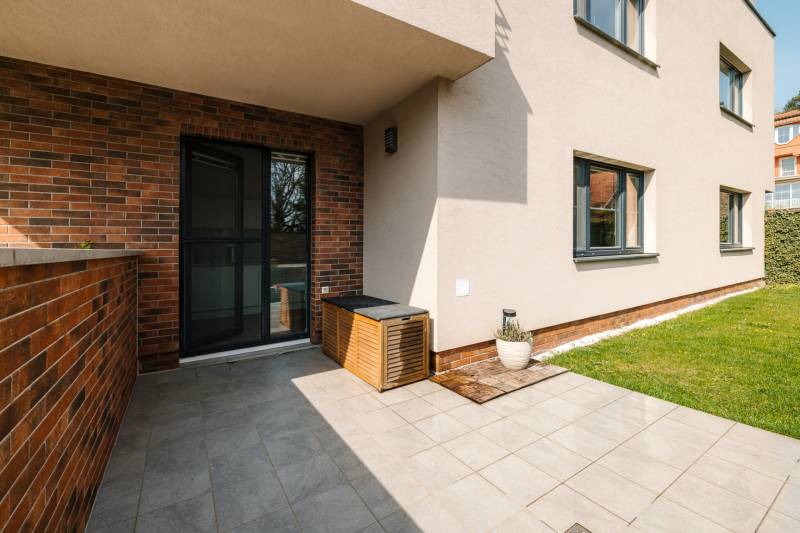 NUERA | PREDAJ 4i byt s predzáhradkou pri lese + 2x parking , BAIV - Terasa 4-izbového bytu na Ceste na Klanec v Bratislave - Lamači so zeleným trávnikom.