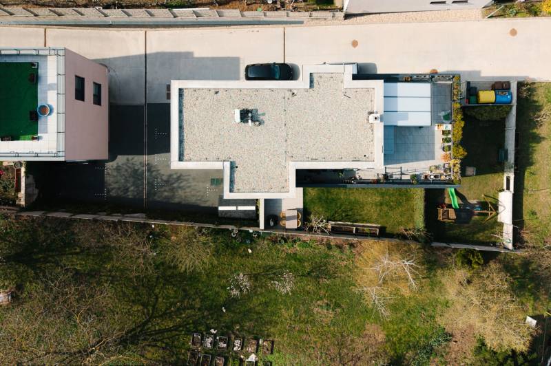 NUERA | PREDAJ 4i byt s predzáhradkou pri lese + 2x parking , BAIV - Letecký pohľad na strechu a dvor 4-izbového bytu na Ceste na Klanec, v Bratislave - Lamači.