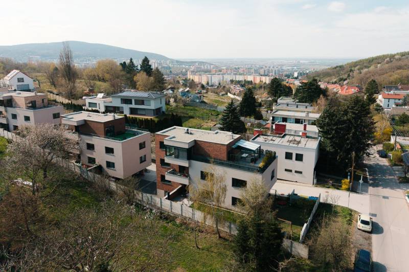 NUERA | PREDAJ 4i byt s predzáhradkou pri lese + 2x parking , BAIV - Rodinné domy v zelenej oblasti Bratislavy - Lamača, ulica Cesta na Klanec.