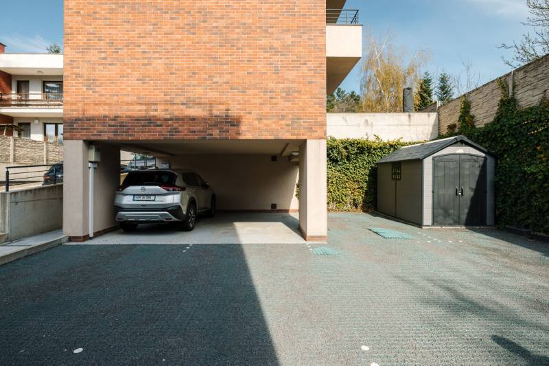 NUERA | PREDAJ 4i byt s predzáhradkou pri lese + 2x parking , BAIV - Skrytá parkovacia plocha s príjazdovou cestou a prístrešok na ulici Cesta na Klanec, Bratislava-Lamač.