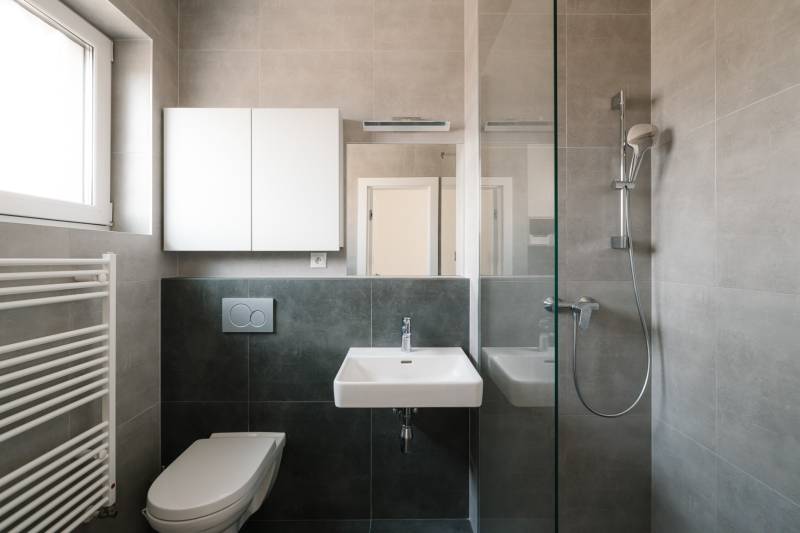 NUERA | PREDAJ 4i byt s predzáhradkou pri lese + 2x parking , BAIV - Kúpeľňa v 4-izbovom byte s umývadlom, sprchou, WC a skrinkou.