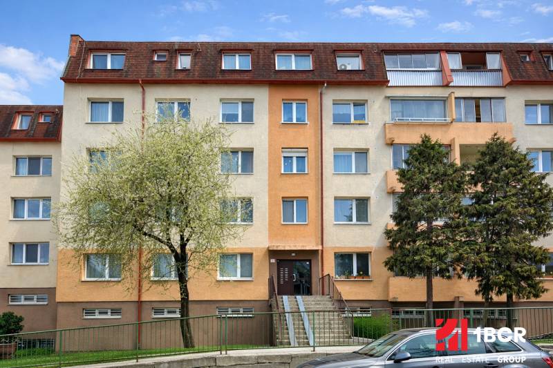 NOVO KOMPLET. PREROBENÝ 2 – IZB. BYT, PIVNICA ,LATORICKÁ, BRATISLAVA - Bytový dom na Latorickej ulici v Bratislave - Dolné hony s parkovaním v popredí.