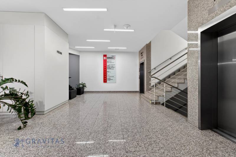 Kancelárie od 20m2 na PRENÁJOM | TOP biznis lokalita - Chodba v kanceláriách so schodiskom, výťahom, kvetmi a infopanelom.