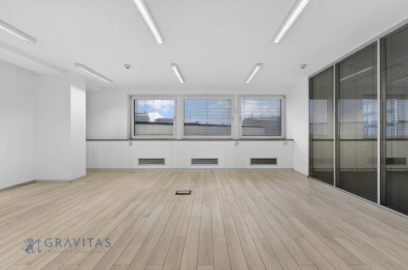 Kancelárie od 20m2 na PRENÁJOM | TOP biznis lokalita - Kancelárie s podlahou s dreveným dekorom a veľkými oknami, Bratislava, Plynárenská.