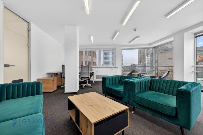 Kancelárie od 20m2 na PRENÁJOM | TOP biznis lokalita - Kancelárie s pohodlnými sedačkami a výhľadom, podlaha s dreveným dekorom.