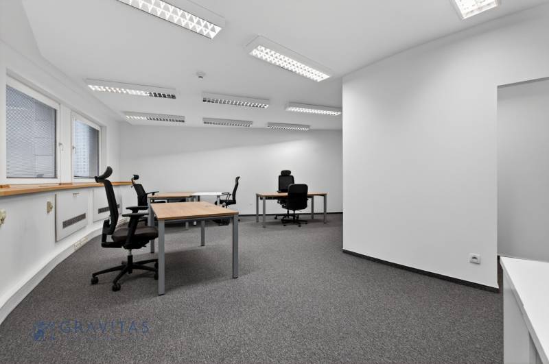 Kancelárie od 20m2 na PRENÁJOM | TOP biznis lokalita - Otváracie kancelárie s kancelárskymi stoličkami a stolmi, jednoduchý dizajn a koberec.