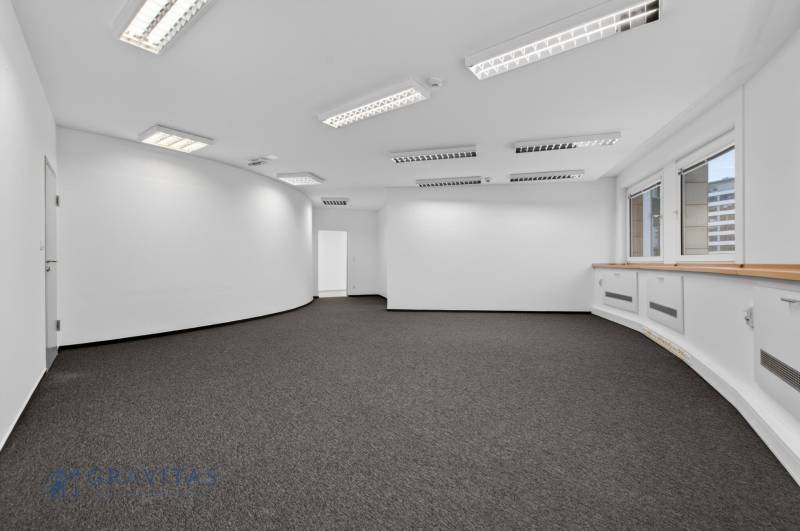 Kancelárie od 20m2 na PRENÁJOM | TOP biznis lokalita - Priestranné kancelárie s kobercovou podlahou, bielymi stenami a stropným osvetlením.