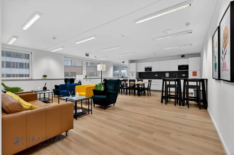 Kancelárie od 20m2 na PRENÁJOM | TOP biznis lokalita - Kancelárie s podlahou s dreveným dekorom a pohodlným farebným sedením.