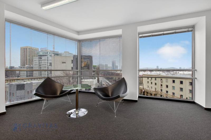 Kancelárie od 20m2 na PRENÁJOM | TOP biznis lokalita - Miestnosť s kreslami a stolíkom v kanceláriách s výhľadom na Bratislavu.