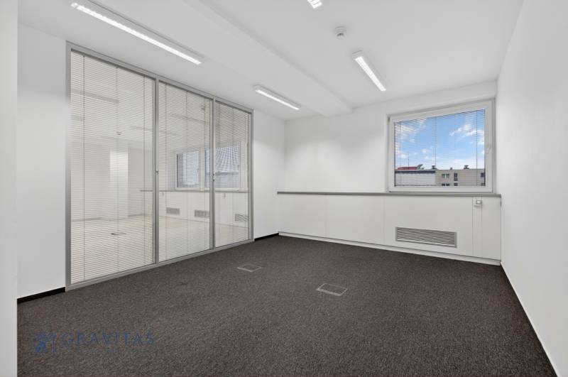 Kancelárie od 20m2 na PRENÁJOM | TOP biznis lokalita - Kancelárie s kobercovou podlahou a presklenými priečkami, neutrálne farby.