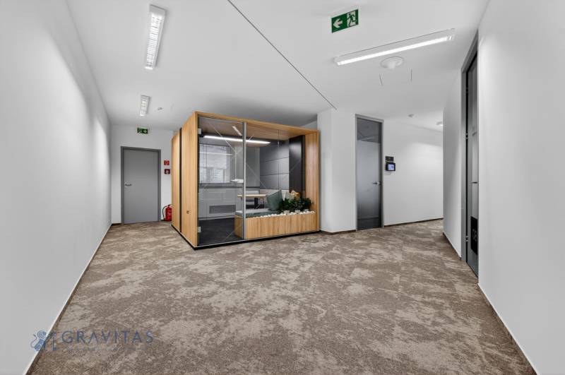 Kancelárie od 20m2 na PRENÁJOM | TOP biznis lokalita - Kancelárie ponúkajú sklenenú kabínu s podlahou s dreveným dekorom a tlmeným osvetlením.