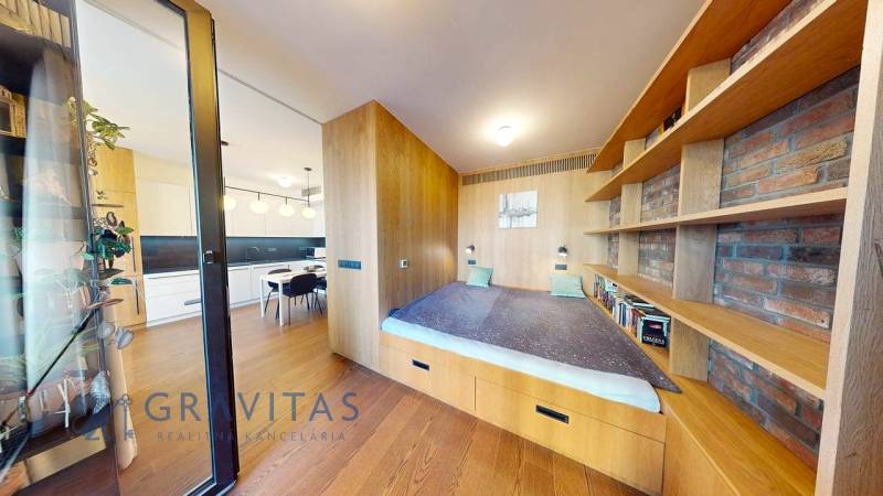 PREDAJ 2i byt SKY Park veža 2 Bratislava downtown - 2-izbový byt s podlahou s dreveným dekorom, tehlovými stenami a vstavanou posteľou.