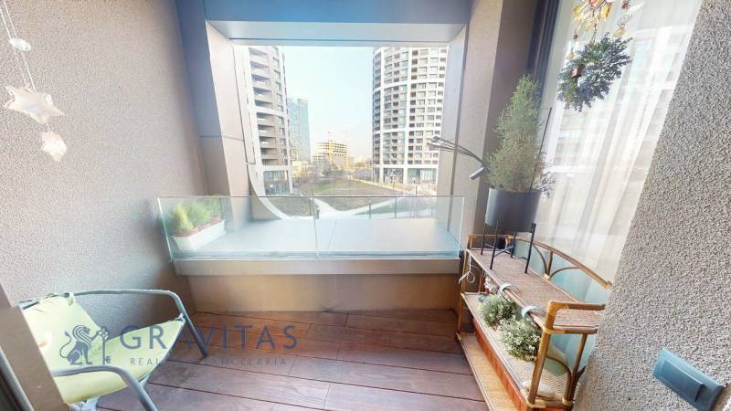 PREDAJ 2i byt SKY Park veža 2 Bratislava downtown - Balkón 2-izbového bytu s výhľadom na moderné budovy a mestskú scenériu v Bratislave.