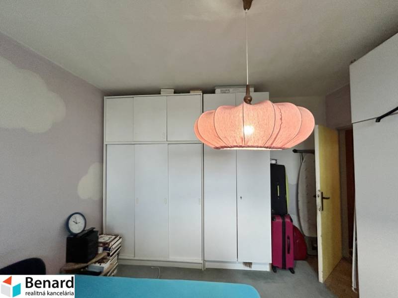NA PREDAJ 3-IZBOVÝ BYT  S LODŽIOU, 67m2,  OKTÓBROVÁ ul,, PREŠOV - Biela vstavaná skriňa so zaujímavým svietidlom v 3-izbovom byte.