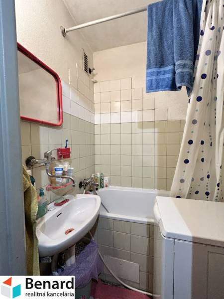 NA PREDAJ 3-IZBOVÝ BYT  S LODŽIOU, 67m2,  OKTÓBROVÁ ul,, PREŠOV - Kúpeľňa v 3-izbovom byte s vaňou, umývadlom a práčkou.
