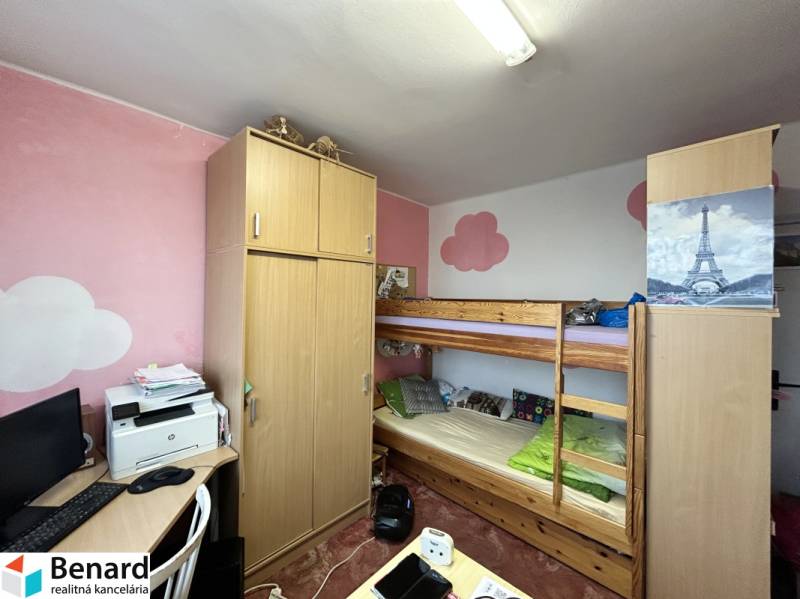 NA PREDAJ 3-IZBOVÝ BYT  S LODŽIOU, 67m2,  OKTÓBROVÁ ul,, PREŠOV - Izba v 3-izbovom byte so vstavanou skriňou, poschodovou posteľou a pracovným stolom.