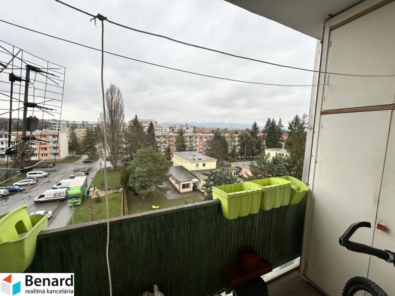 NA PREDAJ 3-IZBOVÝ BYT  S LODŽIOU, 67m2,  OKTÓBROVÁ ul,, PREŠOV - Pohľad z balkóna 3-izbového bytu na Októbrovej ulici v Prešove, parkovisko a zeleň.