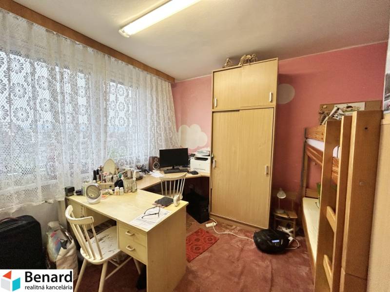 NA PREDAJ 3-IZBOVÝ BYT  S LODŽIOU, 67m2,  OKTÓBROVÁ ul,, PREŠOV - Izba s poschodovou posteľou a pracovným stolom v 3-izbovom byte.