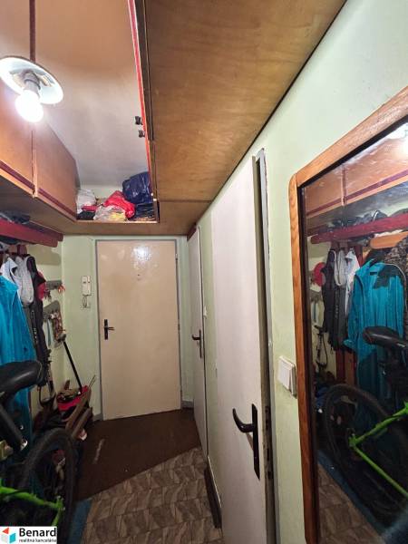 NA PREDAJ 3-IZBOVÝ BYT  S LODŽIOU, 67m2,  OKTÓBROVÁ ul,, PREŠOV - Chodba s úložným priestorom a bicyklom v 3-izbovom byte.
