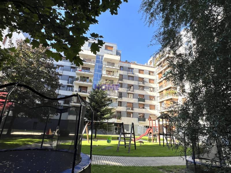 SLNEČNÝ KOMPLETNE ZARIADENÝ 2 IZB. BYT PRI ŠTRKOVECKOM JAZERE. - Bytový dom na Drieňovej ulici v Bratislave - Ružinove so zeleňou a detským ihriskom.