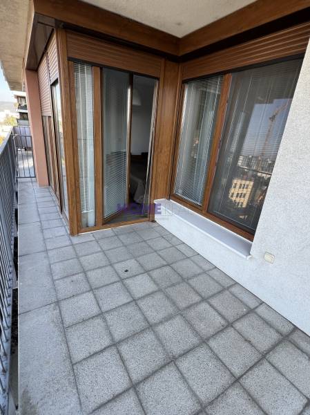 SLNEČNÝ KOMPLETNE ZARIADENÝ 2 IZB. BYT PRI ŠTRKOVECKOM JAZERE. - Balkón s dlažbou a dreveným dekorom, časť 2-izbového bytu, so zábradlím a výhľadom.