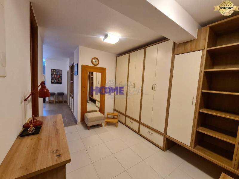 SLNEČNÝ KOMPLETNE ZARIADENÝ 2 IZB. BYT PRI ŠTRKOVECKOM JAZERE. - Chodba s úložnými skriňami a dreveným dekorom v 2-izbovom byte.