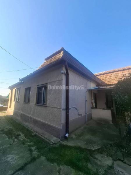 Na predaj rodinny dom v obci Iža. - Rodinný dom v Iži s pôvodnou omietkou a čiastočne trávnatým okolím.