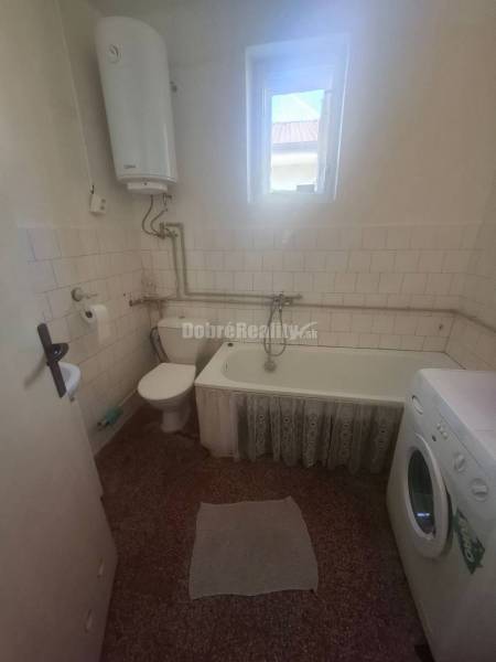 Na predaj rodinny dom v obci Iža. - Kúpeľňa v rodinnom dome s vaňou, práčkou a bojlerom.