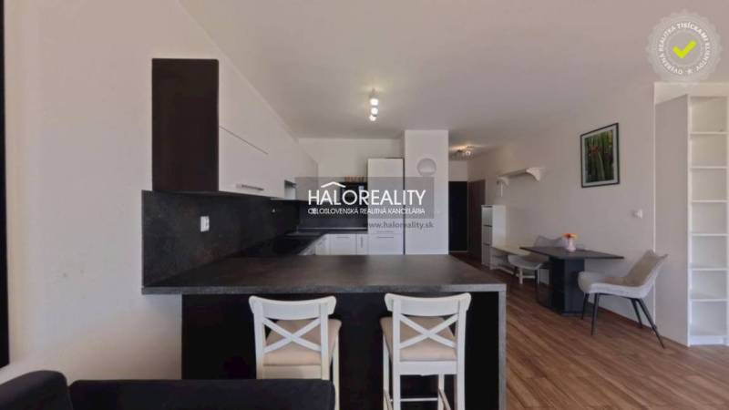 Prenájom, dvojizbový byt Stupava, Cementárenská - NO... - Kuchyňa a jedálenský kút v 2-izbovom byte s podlahou s dreveným dekorom.