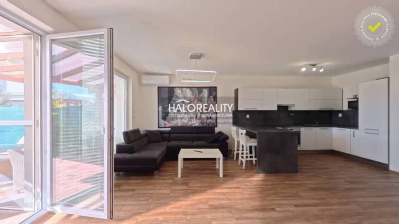 Prenájom, dvojizbový byt Stupava, Cementárenská - NO... - Obývacia izba a kuchyňa v 2-izbovom byte s podlahou s dreveným dekorom.